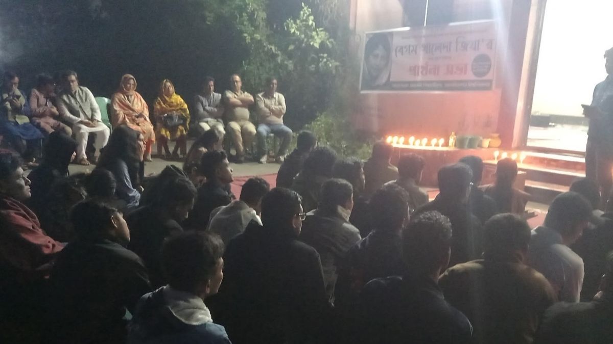 জাবির কেন্দ্রীয় মন্দিরে খালেদা জিয়ার সুস্থতা কামনায় প্রার্থনাসভা