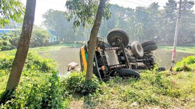 পটিয়ায় নিয়ন্ত্রণ হারিয়ে ট্রাক খাদে, অল্পের জন্য বেঁচে গেল প্রাণ