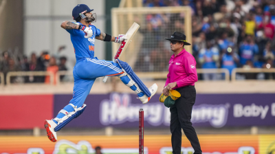 টানা দুই ম্যাচে সেঞ্চুরি করলেন কোহলি