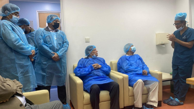 খালেদা জিয়াকে দেখতে এভারকেয়ার হাসপাতালে প্রধান উপদেষ্টা