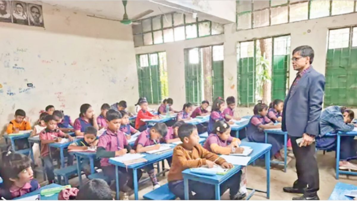 একাই সাড়ে ৪০০ শিক্ষার্থীর পরীক্ষা নিচ্ছেন প্রধান শিক্ষক