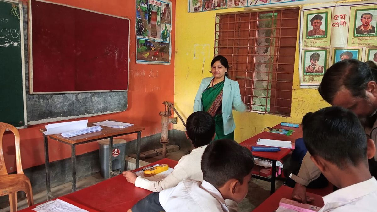 শ্রেণিকক্ষের তালা ভেঙে পরীক্ষা নিলেন ইউএনও