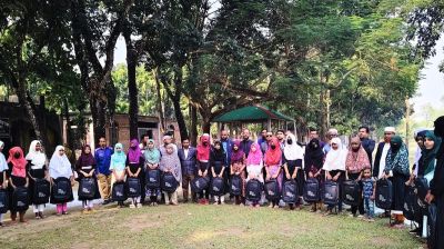 তেঁতুলিয়ায় শিক্ষার্থীদের স্কুল ব্যাগ ও দরিদ্র পরিবারে নলকূপ বিতরণ