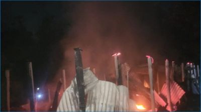 গাজীপুরে আগুনে পুড়ে ২ পরিবারের ৮ কক্ষ পুড়ে ছাই