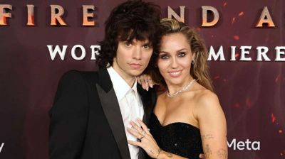 বয়সে ছোট প্রেমিকের সঙ্গে বাগদান সারলেন মাইলি সাইরাস