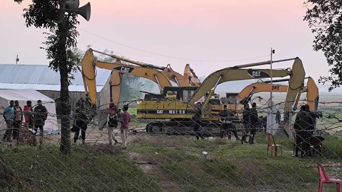 বুড়ি তিস্তা নদী খনন প্রকল্পে হাজারো কৃষকের প্রতিবাদ ও মশাল মিছিল