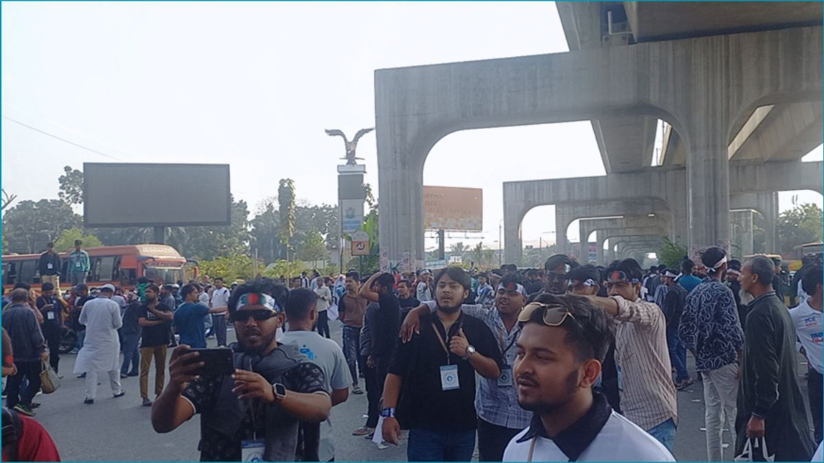 বিটিআরসি ভবনের সামনে সড়ক আটকে বিক্ষোভ