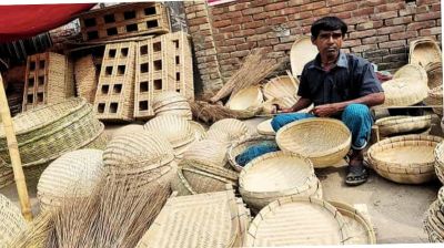 সাপাহারে আধুনিকতার ছোঁয়ায় বিলুপ্তির পথে বাঁশ-বেতের কারুশিল্প