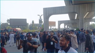 বিটিআরসি ভবনের সামনে সড়ক আটকে বিক্ষোভ