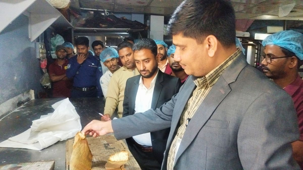 ফেনীতে অস্বাস্থ্যকর বেকারিতে জরিমানা ৮০ হাজার টাকা