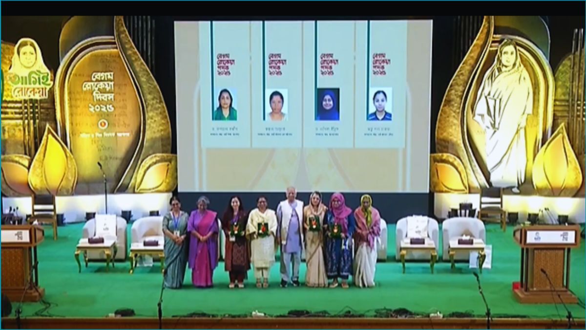 ৪ নারীর হতে বেগম রোকেয়া পদক তুলে দিলেন প্রধান উপদেষ্টা