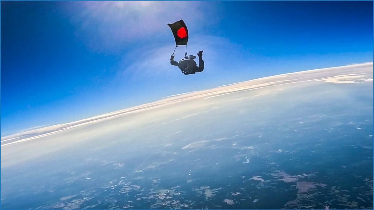 বিজয় দিবসে সর্বাধিক পতাকা হাতে প্যারাস্যুটিং