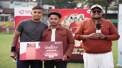 জামাল ভূঁইয়ার কাছ থেকে আইফোন উপহার নিলেন বরিশালের সানি বেপারী