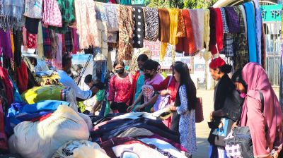 পাহাড়ে শীতের আগমনে গরম কাপড় কেনার ধুম