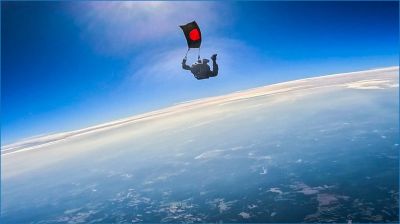 বিজয় দিবসে সর্বাধিক পতাকা হাতে প্যারাস্যুটিং