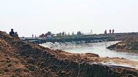 উপকূলে অশনিসংকেত, অসময়েও ভাঙছে বাঁধ