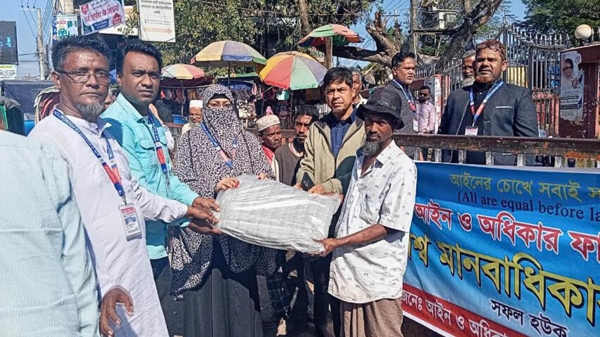 ফেনীতে বিশ্ব মানবাধিকার দিবস উপলক্ষে আইন ও অধিকার ফাউন্ডেশন’র কম্বল বিতরণ