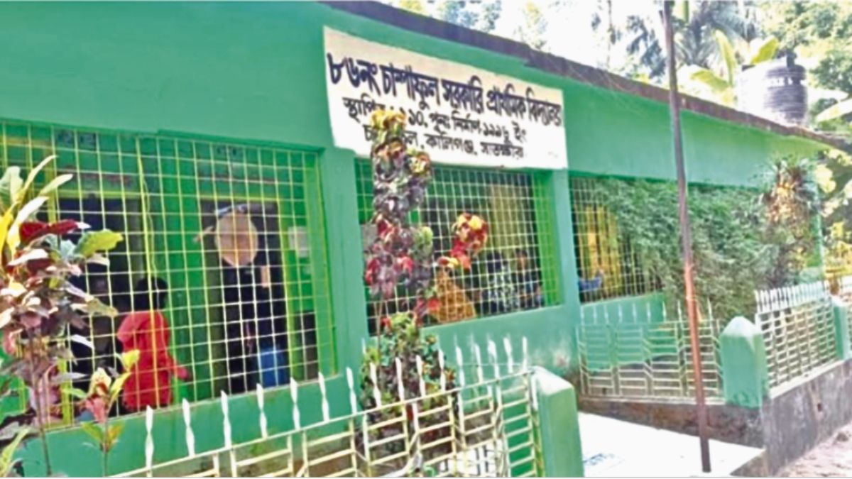 ঝুঁকিপূর্ণ ভবনে চাম্পাফুল সরকারি প্রাথমিক বিদ্যালয়ের পাঠদান