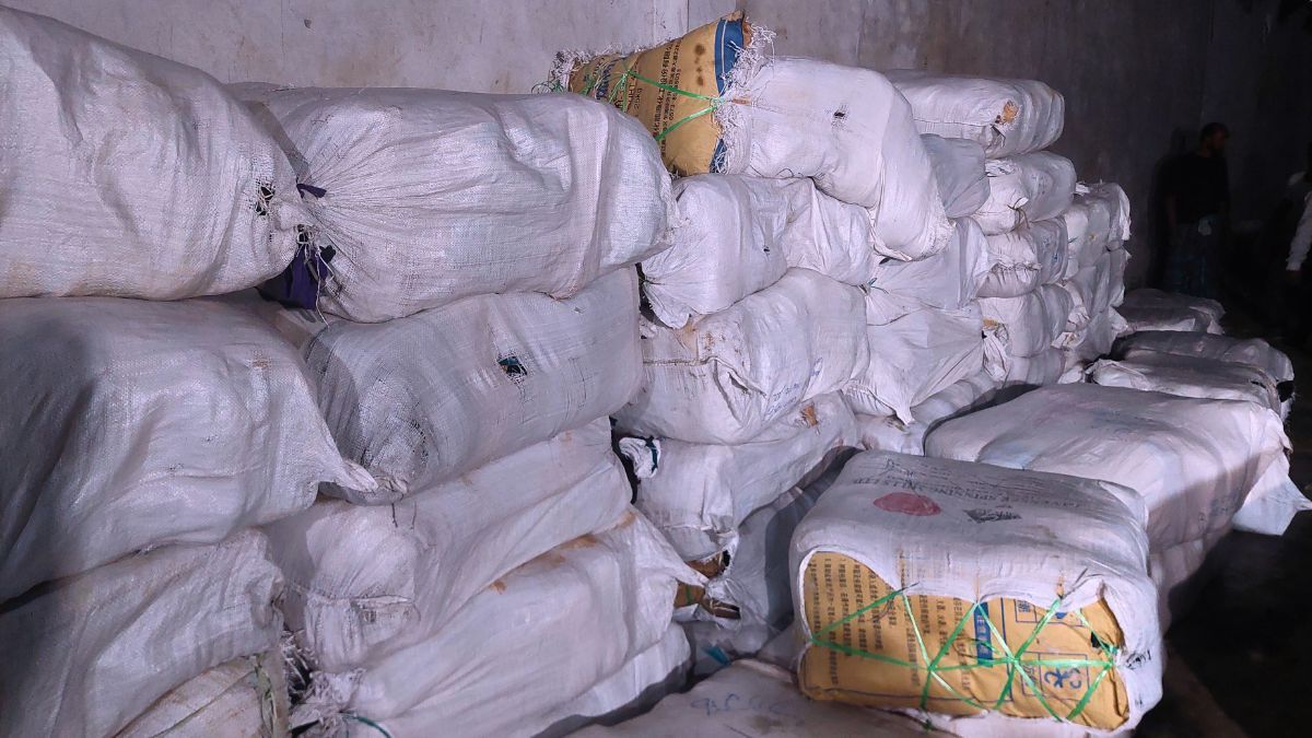 বগুড়ায় ২৬ টন নিষিদ্ধ পলিথিন জব্দ, ৩ জনের কারাদণ্ড