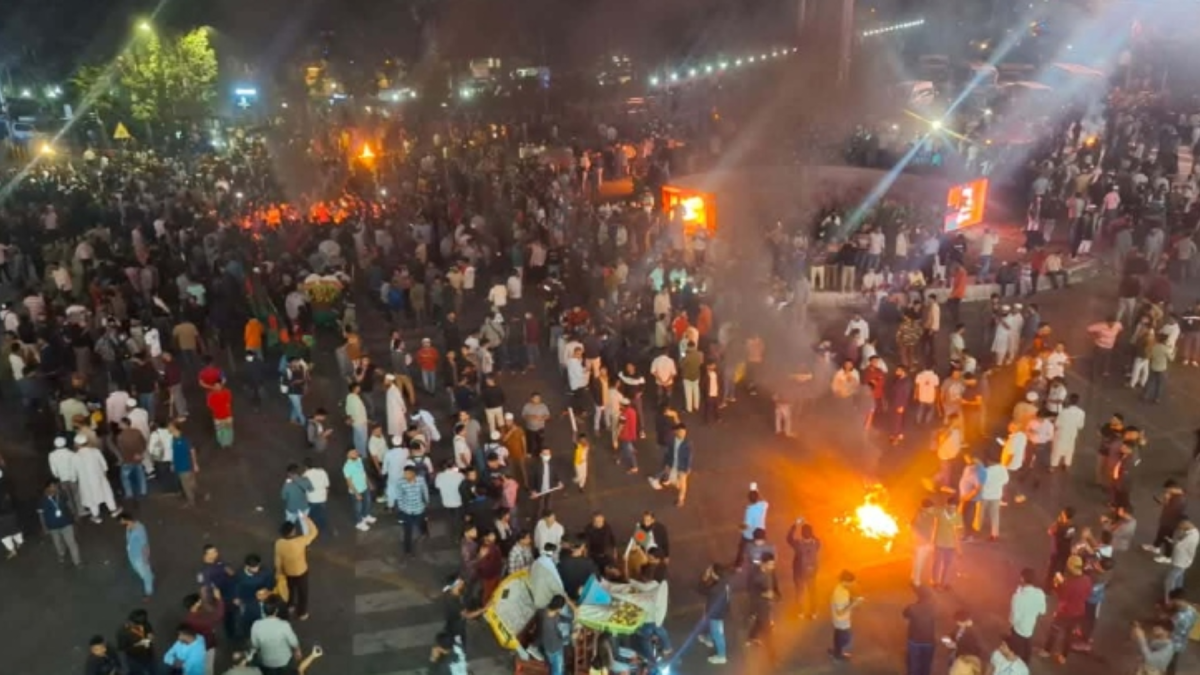 কারওয়ান বাজারে মোবাইল ব্যবসায়ীদের সড়ক অবরোধ, যান চলাচল বন্ধ