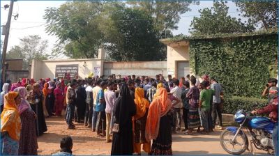 ক্যাট্রেক্স ফ্যাশনে তালা, বকেয়ার দাবিতে শ্রমিকদের অবস্থান