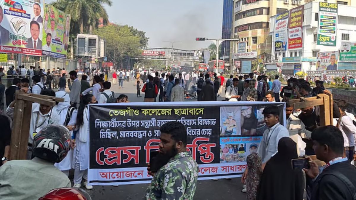 আহত শিক্ষার্থীর মৃত্যুর প্রতিবাদে ফার্মগেটে সড়ক অবরোধ