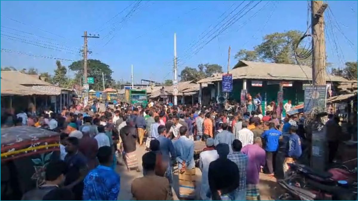 লালমনিরহাটে সার সংকটে কৃষকদের মহাসড়ক অবরোধ