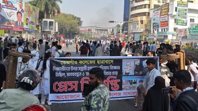 আহত শিক্ষার্থীর মৃত্যুর প্রতিবাদে ফার্মগেটে সড়ক অবরোধ