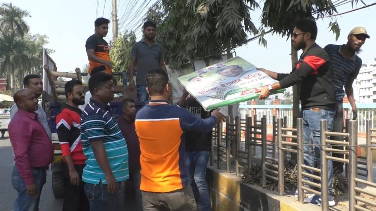 ইসির নির্দেশে যশোরে ব্যানার-ফেস্টুন অপসারণ শুরু