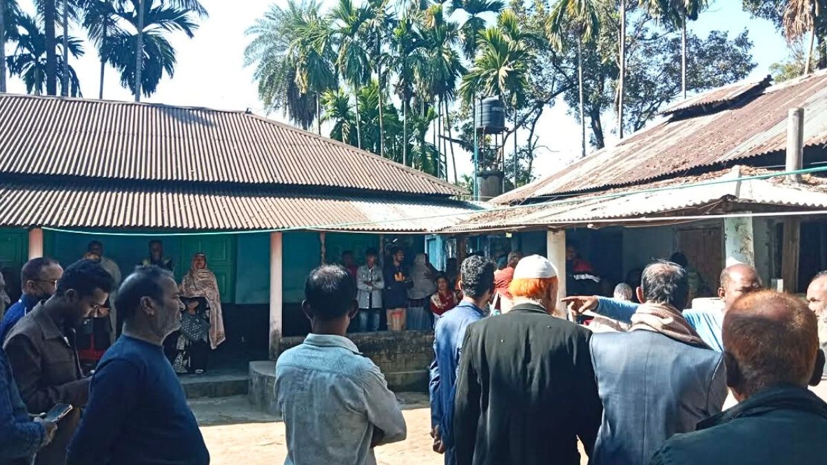 বীরগঞ্জে গলা কেটে হত্যা রহস্য উদঘাটনে পুলিশের তৎপরতা