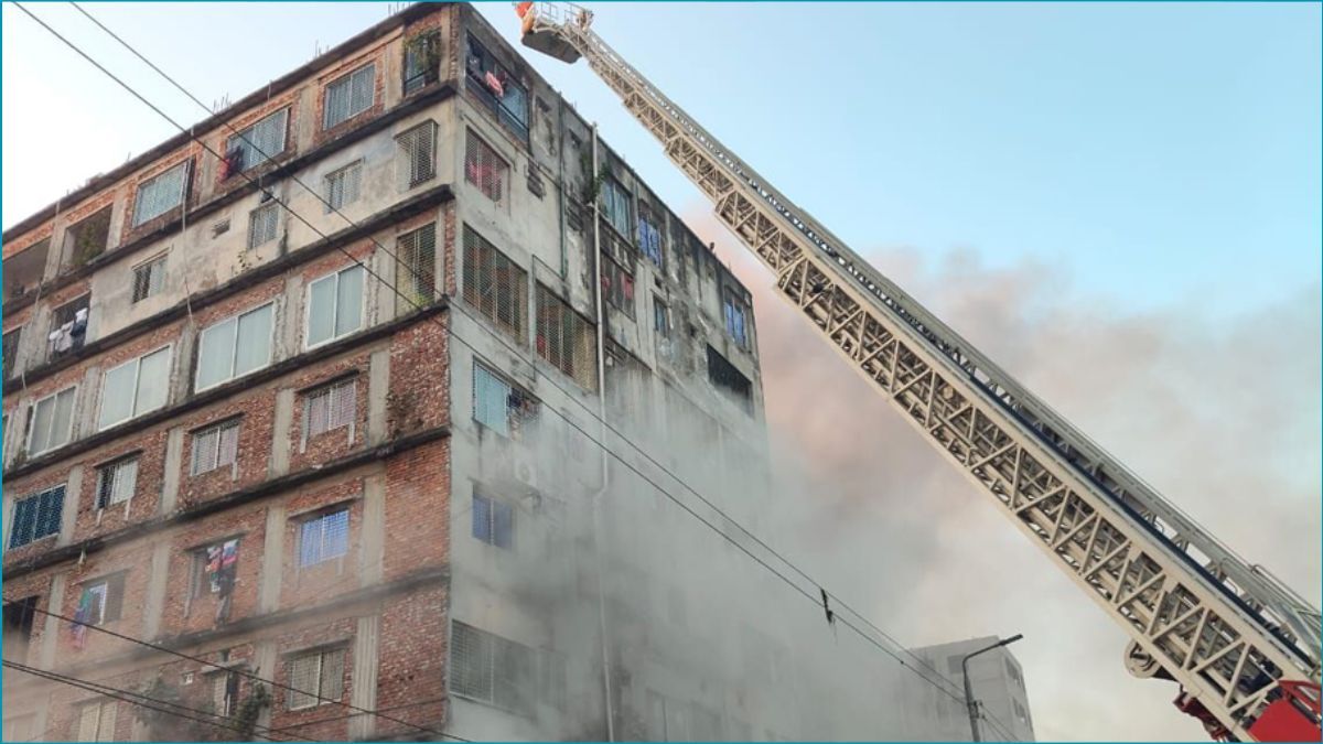 কেরাণীগঞ্জে ১২তলা ভবনে আগুন, ৭ ঘণ্টায়ও নিয়ন্ত্রণে আসেনি