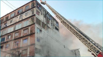 কেরাণীগঞ্জে ১২তলা ভবনে আগুন, ৭ ঘণ্টায়ও নিয়ন্ত্রণে আসেনি