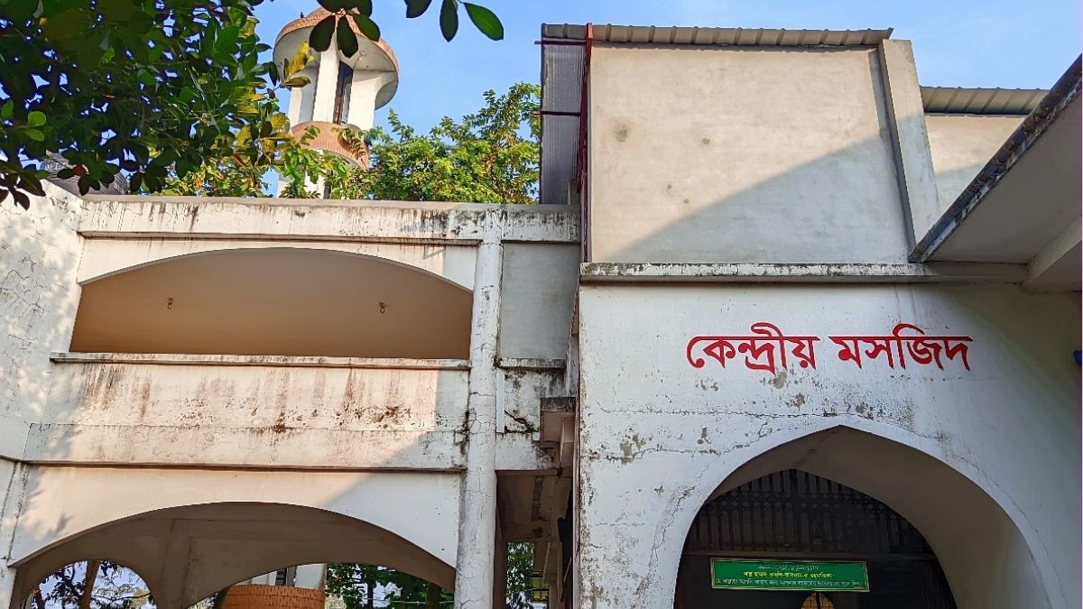 পাবিপ্রবিতে রুম সংকট : খোলা মাঠে ইমামরা