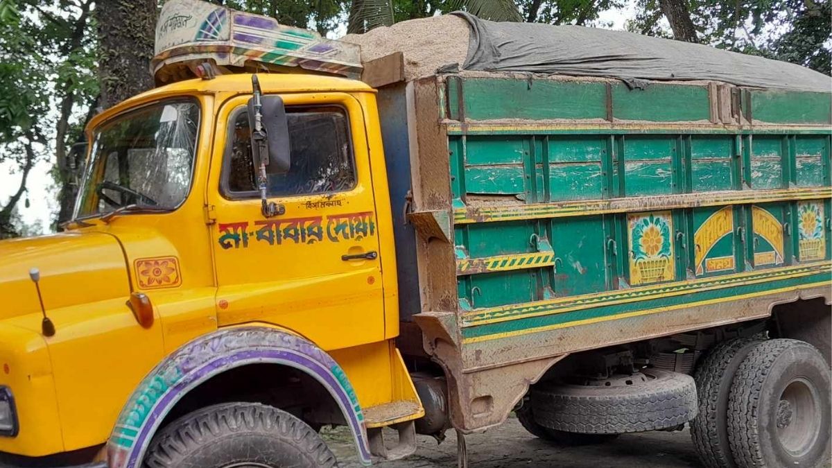 বালুবোঝাই ট্রাকে পেছন থেকে আলুবোঝাই ট্রাকের ধাক্কা, আহত ২