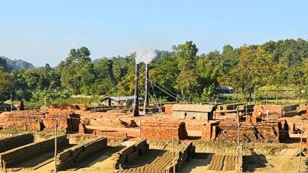 থানচিতে প্রশাসনের নাকের ডগায় অবৈধ ইটভাটা, পরিবেশ বিপন্ন