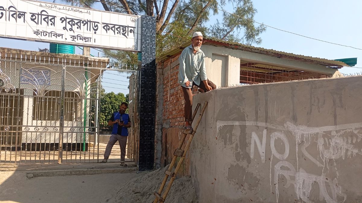 কুমিল্লায় দেয়াল তুলে রাস্তা বন্ধ, চলাচলে দুর্ভোগ