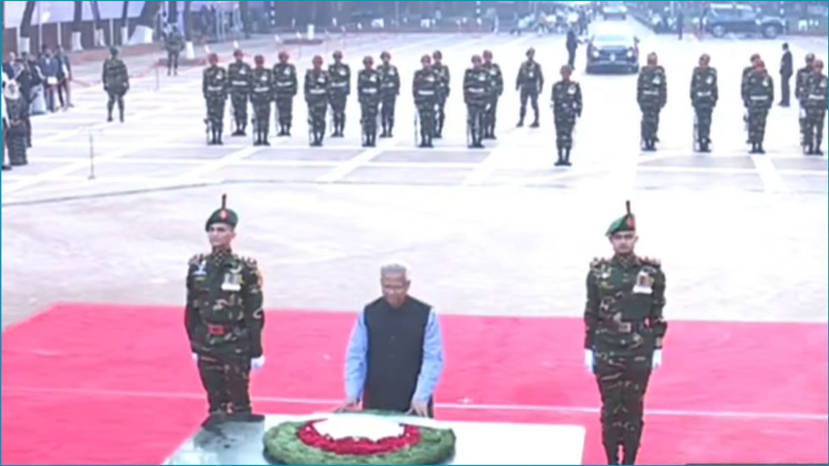 শহীদ বুদ্ধিজীবী স্মৃতিসৌধে প্রধান উপদেষ্টার শ্রদ্ধা