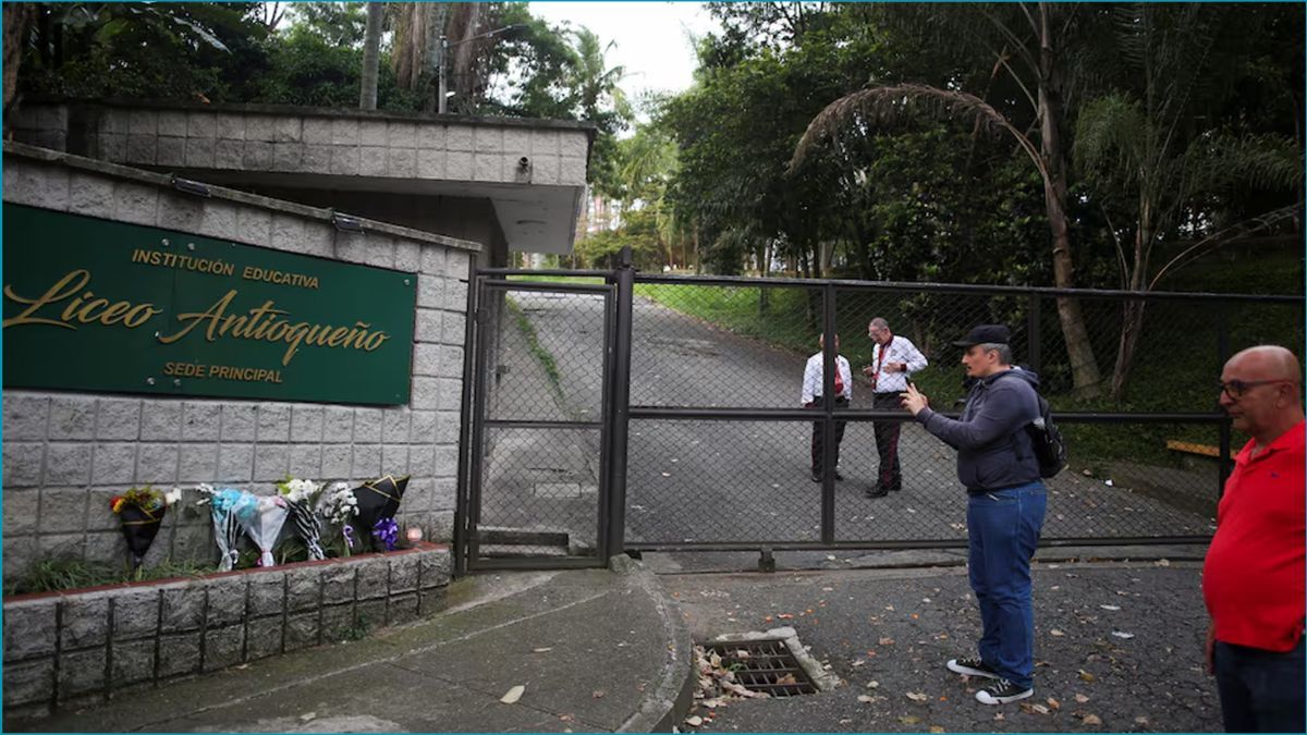 কলম্বিয়ায় স্কুলবাস খাদে পড়ে নিহত ১৭