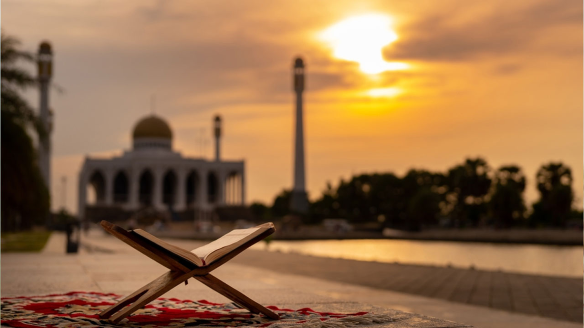 আল্লাহ নিজ বান্দাদের উপর পরিপূর্ণ ক্ষমতা রাখেন