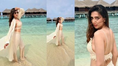 মালদ্বীপের নীল সাগরে আবেদনময়ী মিম