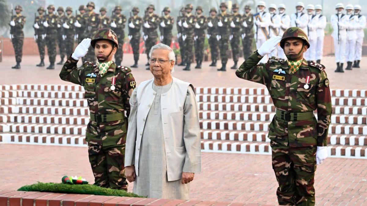 বিজয় দিবসে জাতীয় স্মৃতিসৌধে প্রধান উপদেষ্টার বীর শহীদদের প্রতি শ্রদ্ধা