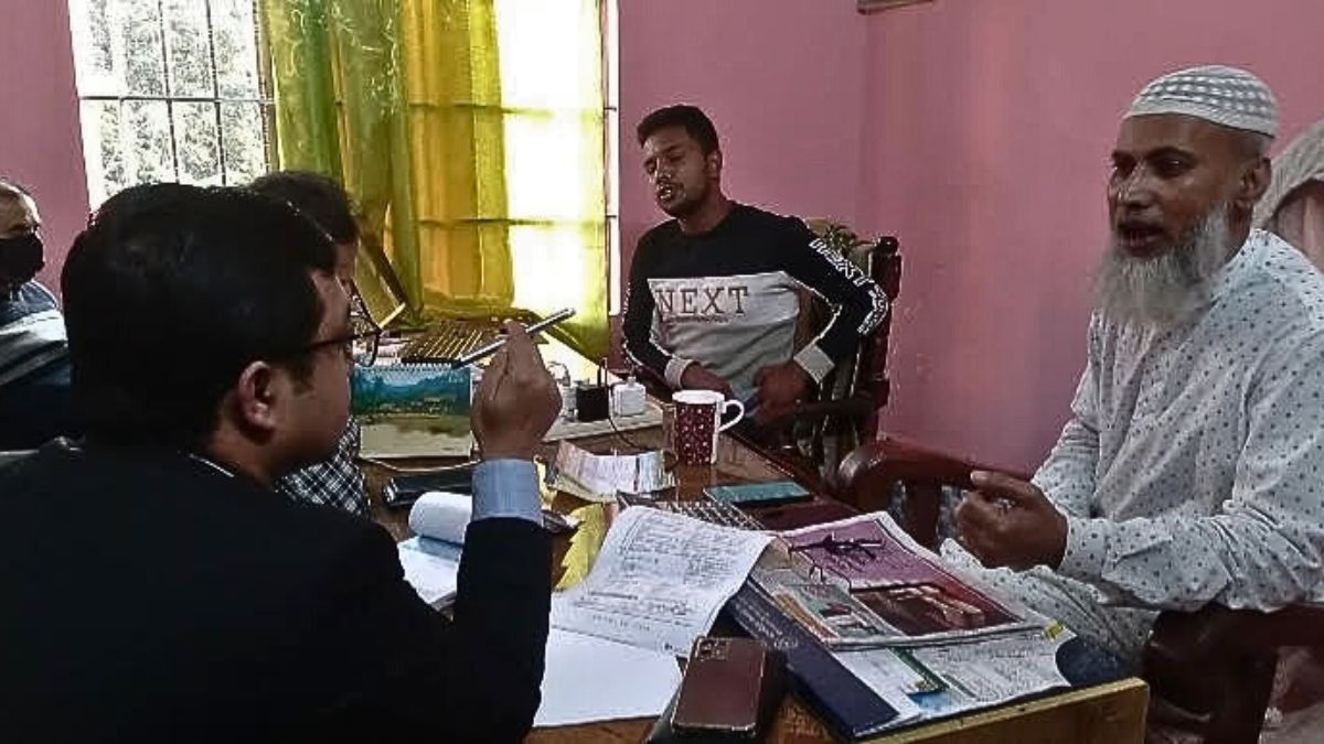 হিলি বন্দরে পেঁয়াজ আমদানিকারকের গুদামে অভিযান