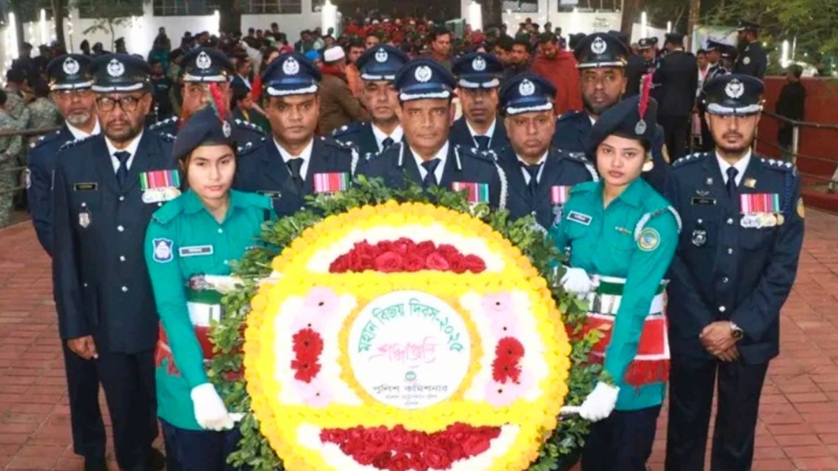 বরিশালে মেট্রোপলিটন পুলিশের উদ্যোগে শহীদ স্মৃতিস্তম্ভে শ্রদ্ধা