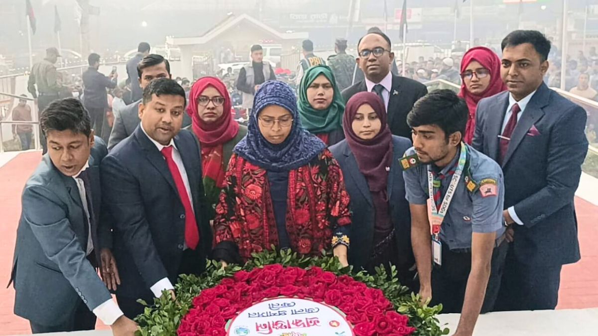 বিজয়ের ৫৪ বছর : ফেনীতে পুষ্পস্তবক অর্পণ, র‌্যালি ও সাংস্কৃতিক অনুষ্ঠান