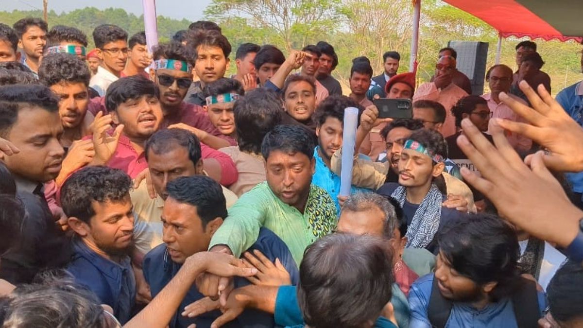 কুবিতে বিজয় দিবসে পুষ্পস্তবক অর্পণ নিয়ে ২ দফায় ছাত্রদল-শিক্ষার্থীদের বাকবিতণ্ডা