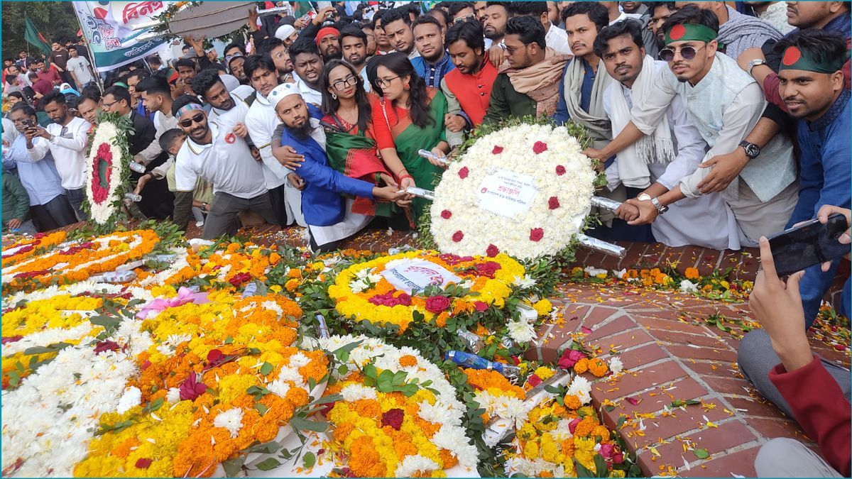 ফুলে ফুলে ভরে উঠল স্মৃতিসৌধের বেদি