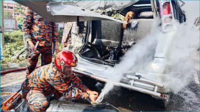 মাইক্রোবাসের পেছনে কাভার্ডভ্যানের ধাক্কা, আহত ৮