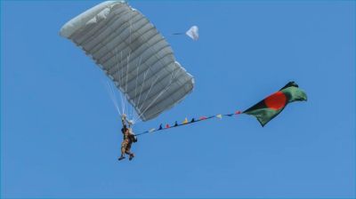 জাতীয় পতাকা নিয়ে আকাশ থেকে নামলেন ৫৪ জন প্যারাট্রুপার