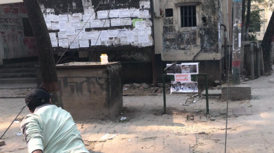 রাজাকারদের প্রতীকী ছবিতে জবি শিক্ষার্থীদের জুতা নিক্ষেপ কর্মসূচি