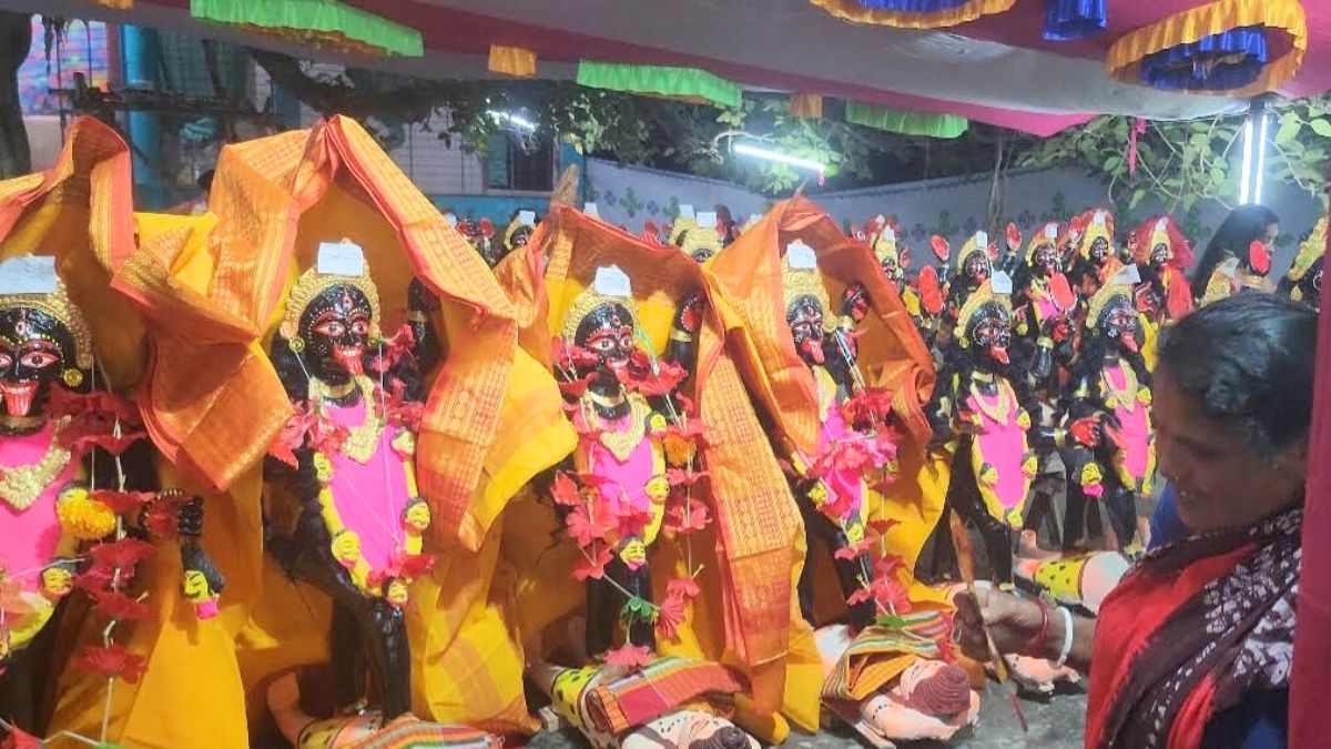 নড়াইলে বনচারিণী পূজায় প্রদর্শিত হচ্ছে অর্ধশতাধিক মূর্তি